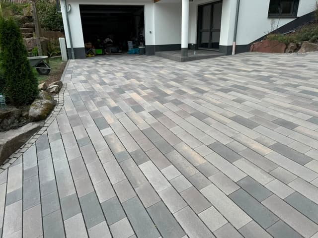 Neu gepflasterte Einfahrt vor der Garage